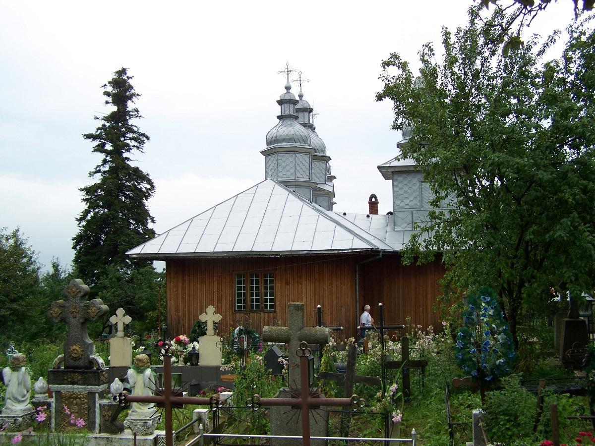 Biserica și o parte din cimitir